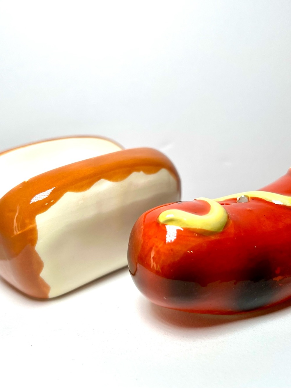 Ceramic Hot Dog In Bun Salt and Pepper Shakers Mustard BBQ Grilled - Picture 4 of 7